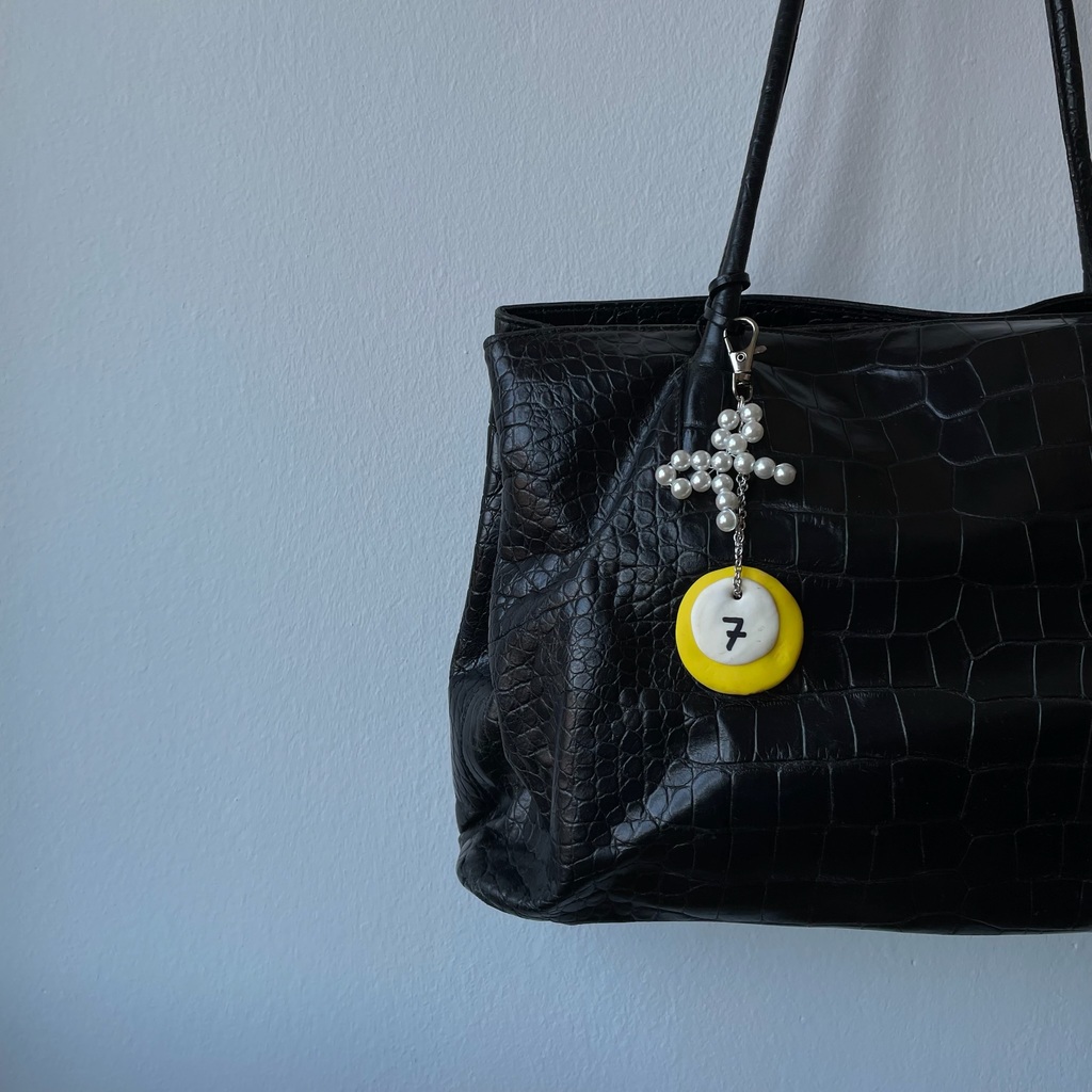 Breloque - Boule billard jaune avec noeud – Image 2