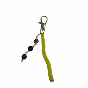 Breloque scoubidou jaune et perles